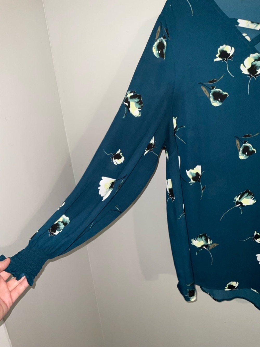 Maurices Teal Floral Crisscross V-Neck Neck Blouse Size 1X - Picture 2 of 9